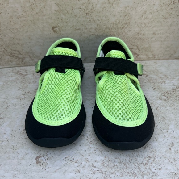 wonder nation Other - Neon green and black toddlers size 9/10 swim water shoes.